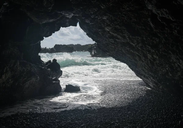 Cave entrén på Waianapanapa på väg till Hana i Maui — Stockfoto