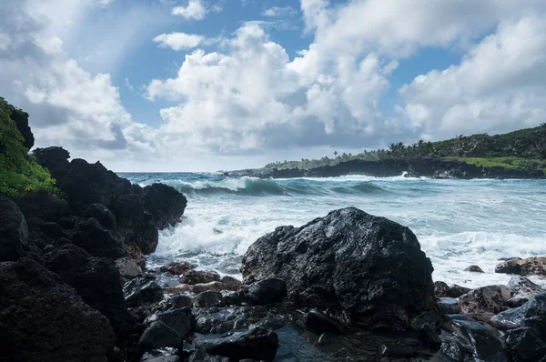 Svart sand stranden vid Waianapanapa på väg till Hana i Maui — Stockfoto