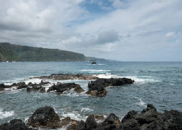 Océano Pacífico se rompe contra rocas de lava en Keanae —  Fotos de Stock