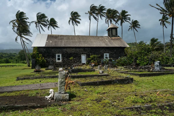 Stilla havet bryter mot lava klipporna vid Keanae — Stockfoto