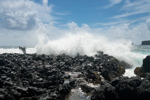 Tichého oceánu přestávky proti lávové kameny na Ke'anae — Stock fotografie