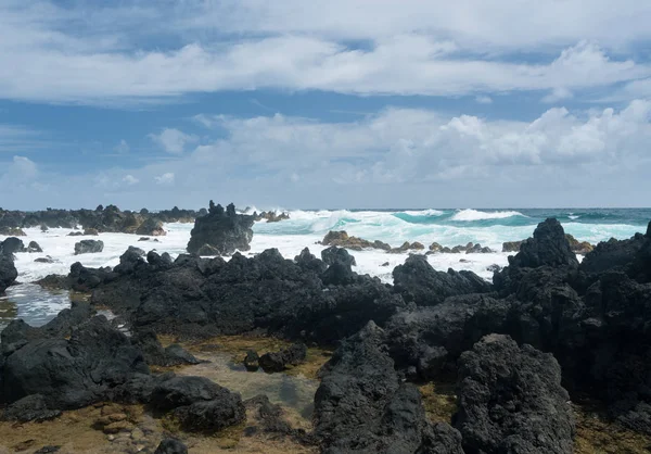 Océano Pacífico se rompe contra rocas de lava en Keanae — Foto de Stock