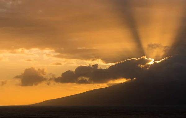Sun setting behind the island of Molokai from Maui — Stock Photo, Image