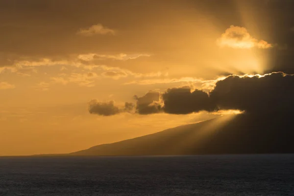 Sun setting behind the island of Molokai from Maui — Stock Photo, Image