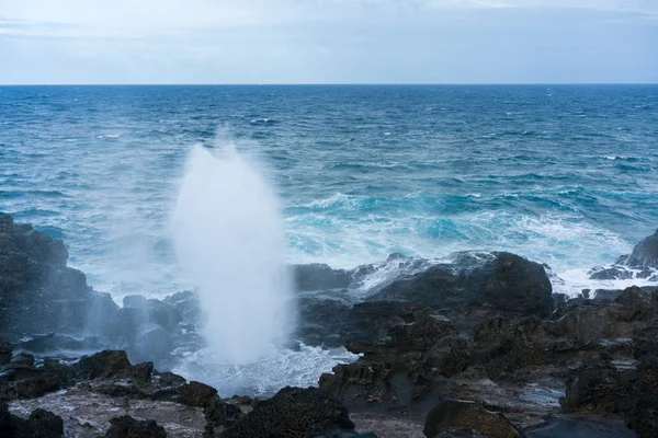Nakalele blowhole an der Nordküste von Maui bricht aus — Stockfoto