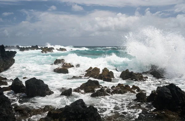 Keanae で溶岩に対して太平洋改 ストック写真