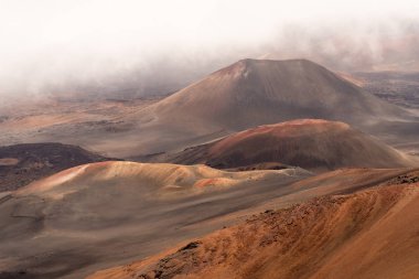 Maui Haleakala volkanın Zirvesi krater içine görüntülemek