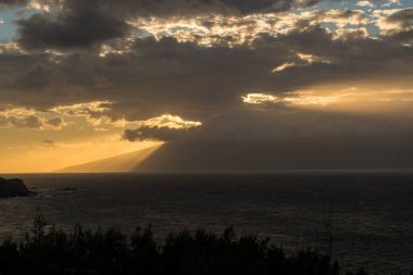 Molokai ada Maui üzerinden arkasında güneş ayarı