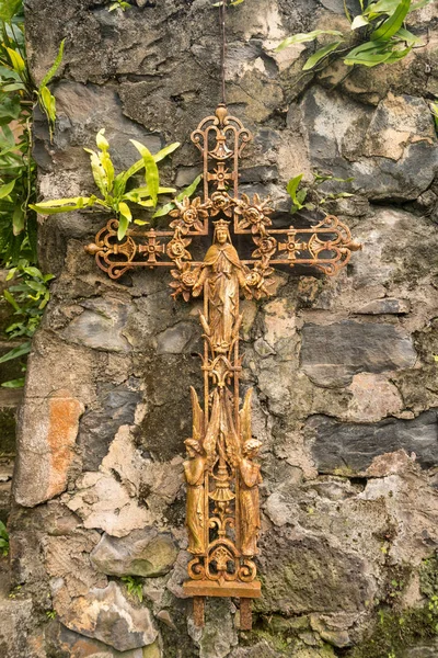 Altes rostiges Kruzifix an alter Steinmauer befestigt — Stockfoto