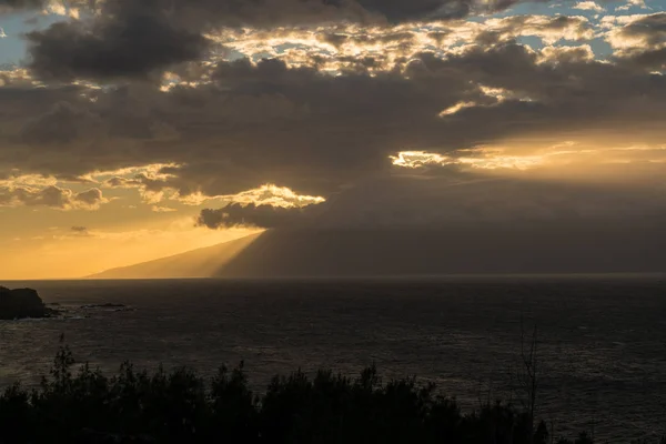 Slunce za ostrov Molokai z Maui — Stock fotografie