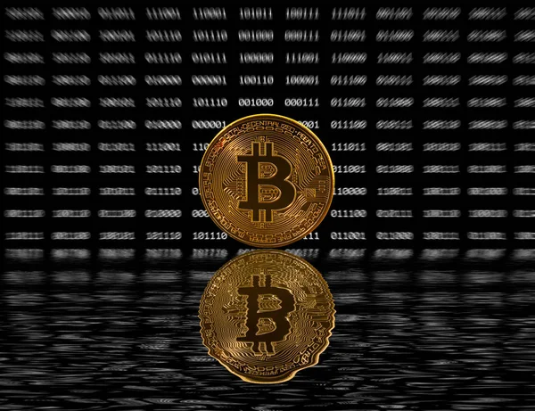 Einzelne Bitcoin-Münze auf schwarzem digitalen Hintergrund mit Spiegelung — Stockfoto