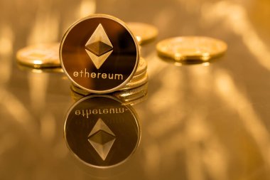 Altın arkaplanı olan bir yığın ethereum madeni para