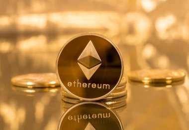 Altın arkaplanı olan bir yığın ethereum madeni para