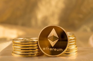 Altın arkaplanı olan bir yığın ethereum madeni para