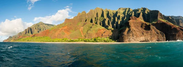 Linea costiera di Na Pali presa dalla crociera al tramonto lungo la riva di Kauai — Foto Stock