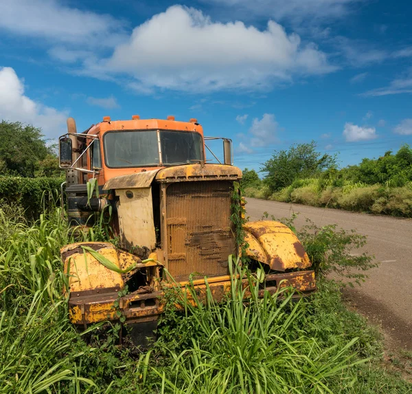 Verlassener LKW bei alter Zuckerfabrik in Koloa Kauai — Stockfoto