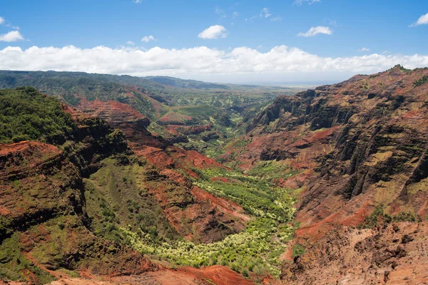 Helicóptero sobre Waimea Canyon em Kauai — Fotografia de Stock