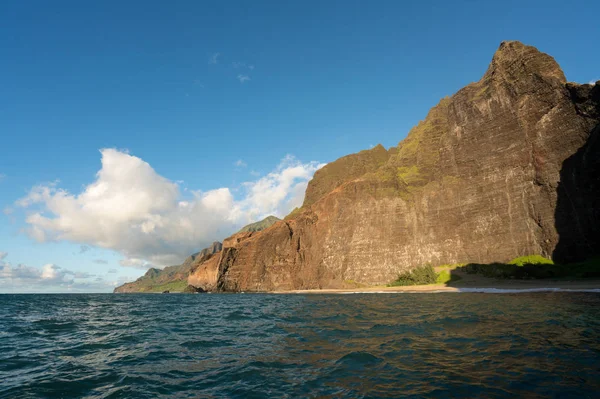 Linea costiera di Na Pali presa dalla crociera al tramonto lungo la riva di Kauai — Foto Stock