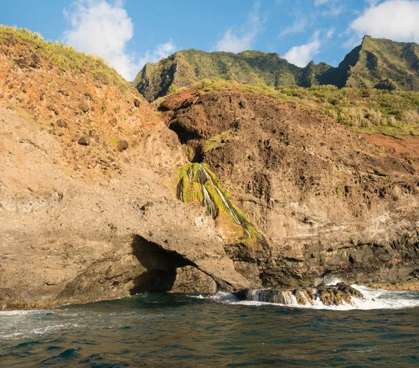 Côte de Na Pali prise lors d'une croisière au coucher du soleil le long de la côte de Kauai — Photo