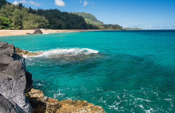 Lumahai pláž Kauai s kameny — Stock fotografie