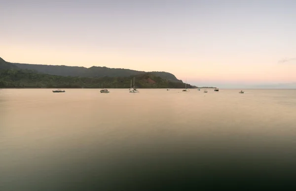 Amanhecer e nascer do sol em Hanalei Bay em Kauai Havaí — Fotografia de Stock