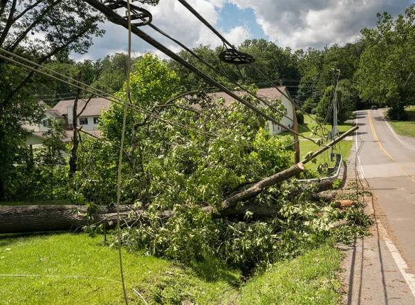 Posto de energia quebrado e derrubado e linha após tempestade — Fotografia de Stock
