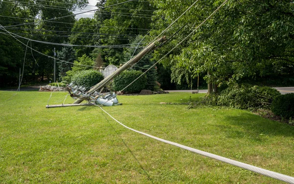 Poste y línea de energía rotos y caídos después de la tormenta —  Fotos de Stock