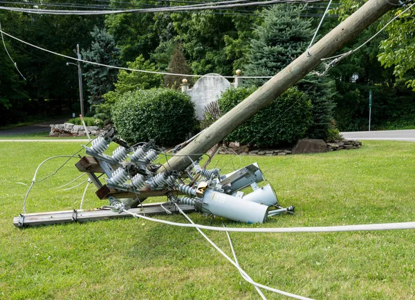 Post knäppte och nedskjutna power och linje efter storm — Stockfoto