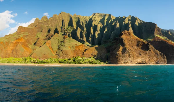 Na costa de Pali tomada do cruzeiro do por do sol ao longo da costa de Kauai — Fotografia de Stock