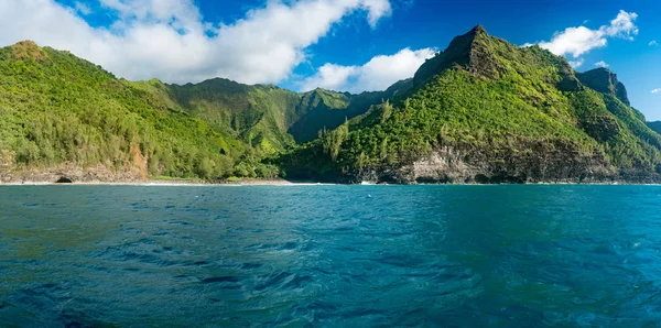 Costa de Na Pali tomada de crucero al atardecer a lo largo de la orilla de Kauai — Foto de Stock