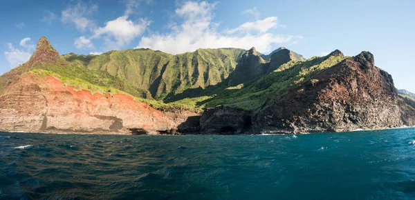 Na Pali 海岸线取自考艾岛沿岸的夕阳巡航 — 图库照片