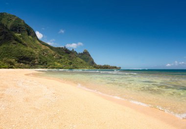 Tüneller beach kuzey kıyısında Kauai