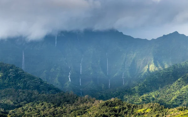 Vodopády dolů hory po déšť bouře — Stock fotografie