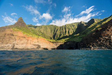 Kauai kıyısında günbatımı cruise alınan Na Pali kıyı şeridi