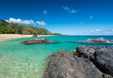 Lumahai Beach taşlarla Kauai