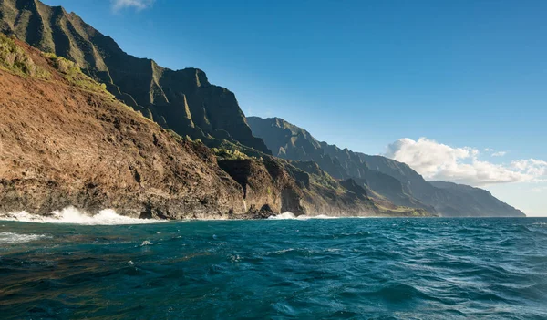 Na Pali 海岸线取自考艾岛沿岸的夕阳巡航 — 图库照片