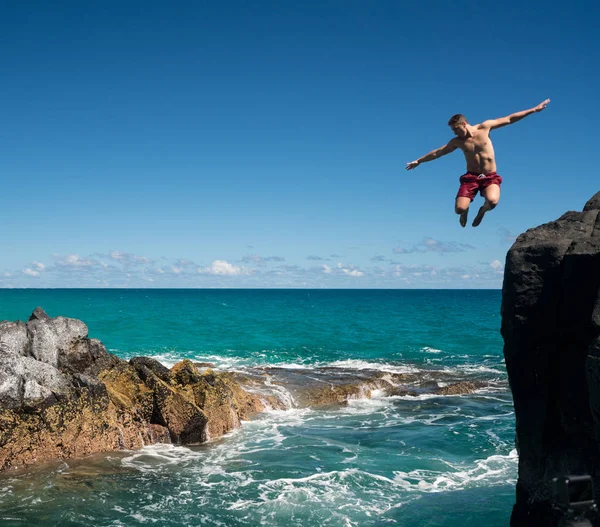 Ajuste joven salta en el océano en la playa de Lumahai Kauai —  Fotos de Stock