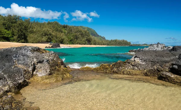 Lumahai Beach Kauai avec des vagues coulant dans la piscine — Photo