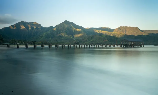 Dawn ve Hanalei'deki Körfezi ve Kauai Hawaii iskelede güneş doğarken — Stok fotoğraf