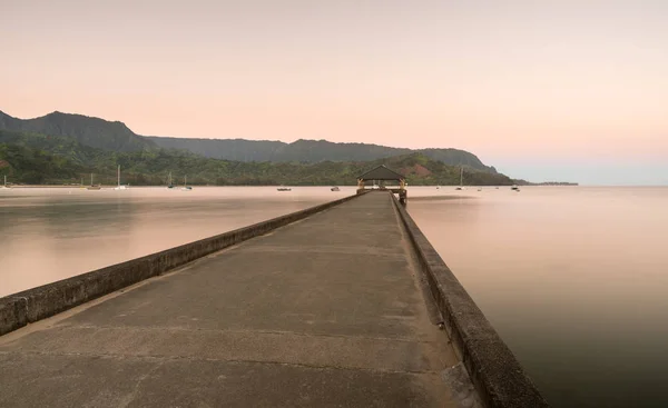 黎明和哈纳莱伊湾和码头在夏威夷考艾岛上的日出 — 图库照片