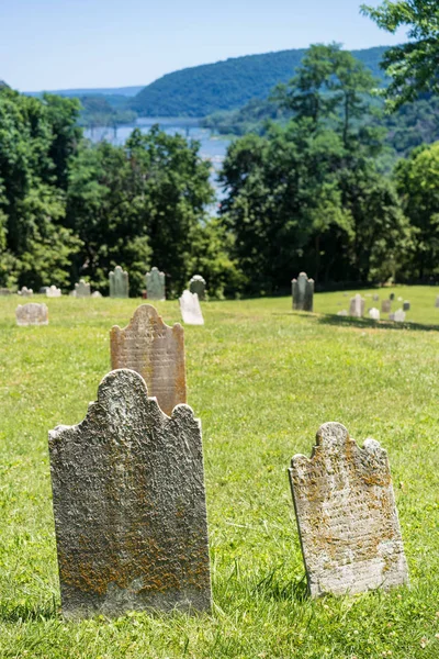 Starych mchem pokryte nagrobki w Harpers Ferry — Zdjęcie stockowe