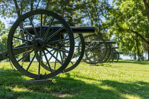 Fila de antigos canhões de guerra civil em Harpers Ferry WV — Fotografia de Stock