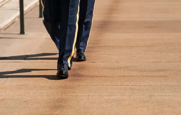 Piernas y pies de guardia de honor en el cementerio de Arlington — Foto de Stock