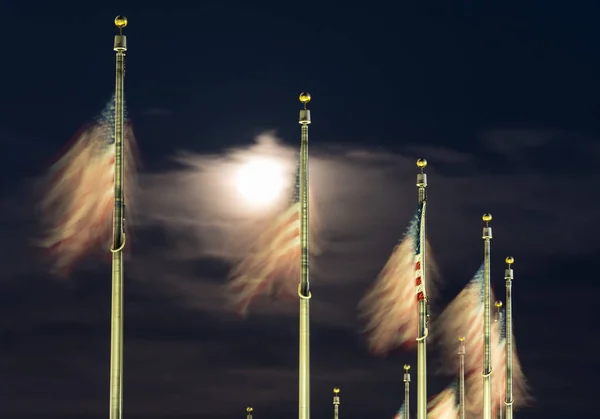 Oświetlony widok flag przez Washington Monument — Zdjęcie stockowe