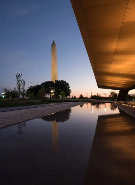 Reflektion av Washington i reflekterande pool vid solnedgången — Stockfoto