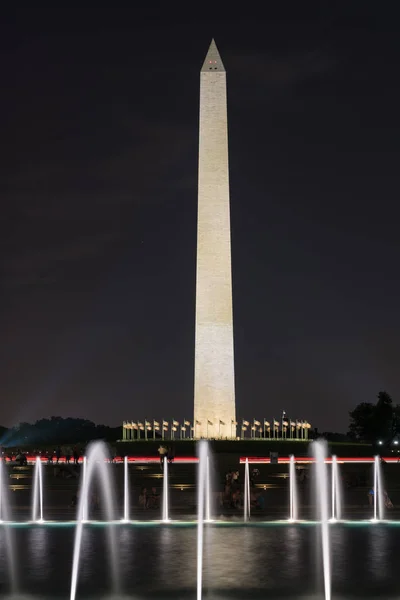 Fonteinen op World War Two memorial met monument — Stockfoto
