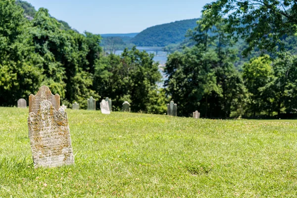 Starych mchem pokryte nagrobki w Harpers Ferry — Zdjęcie stockowe