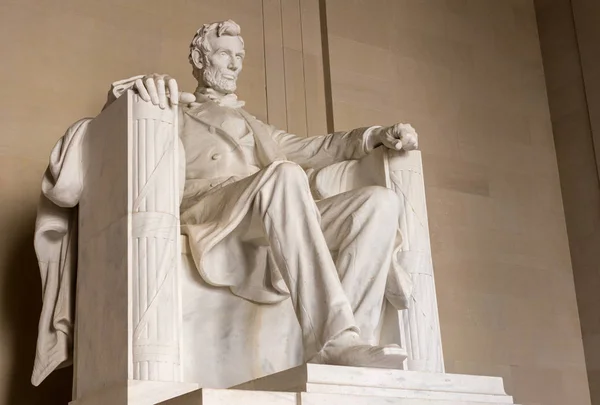 林肯总统雕像的侧视图 — 图库照片