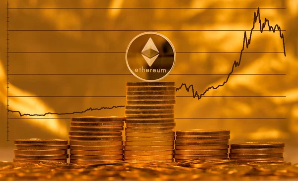 เหรียญ Ethereum เทียบกับพื้นหลังของกราฟราคา — ภาพถ่ายสต็อก