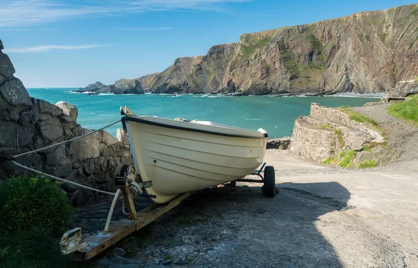 Rodd båt redo att lansera Hartland Quay i North Devon — Stockfoto